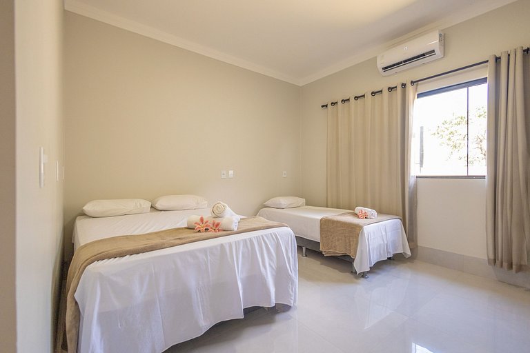Charmosa Casa c/ 3 suítes e Piscina com Hidro