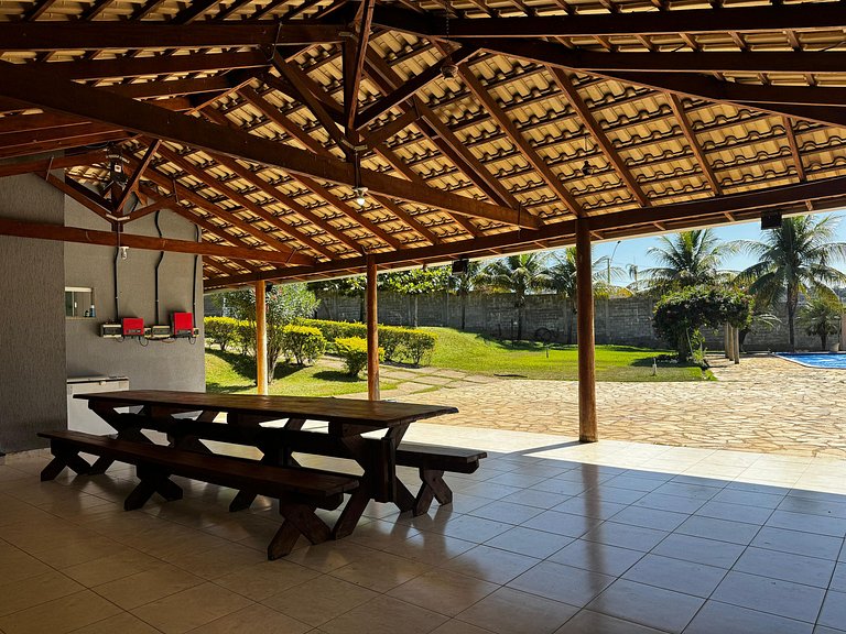 Sol, Piscina e Natureza: Estrutura Completa para Eventos e C