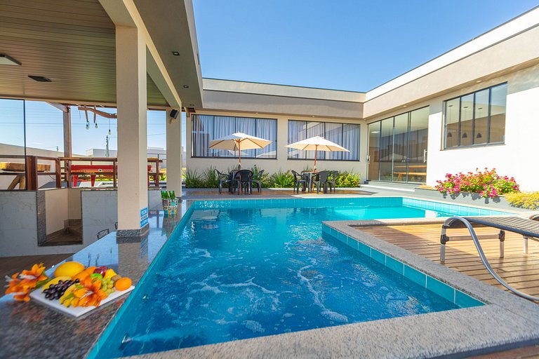 Charmosa Casa c/ 3 suítes e Piscina com Hidro