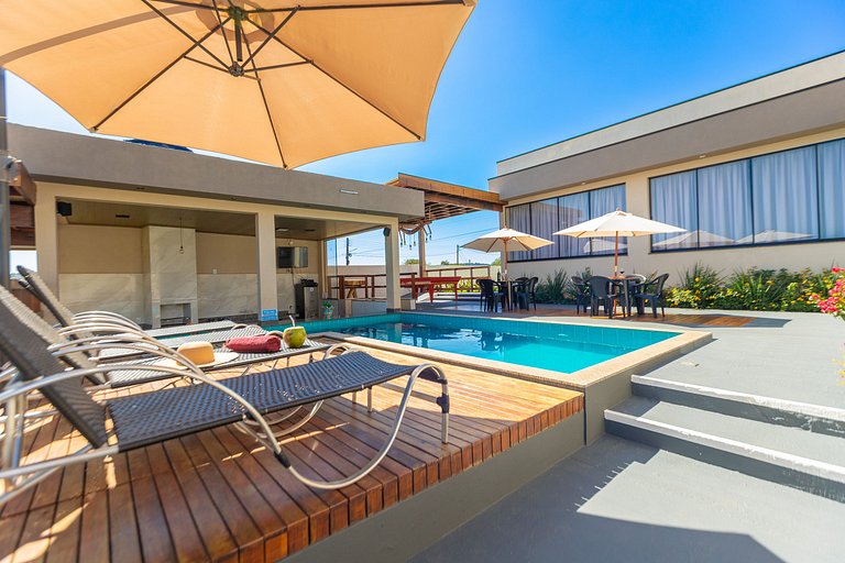 Charmosa Casa c/ 3 suítes e Piscina com Hidro