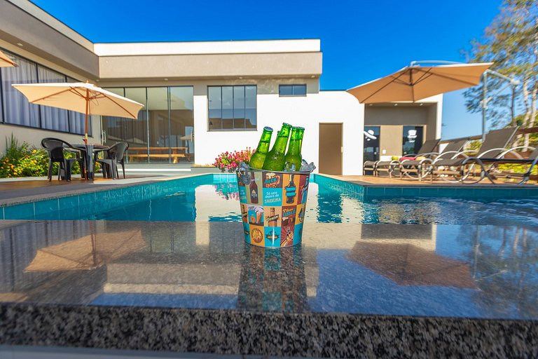 Charmosa Casa c/ 3 suítes e Piscina com Hidro