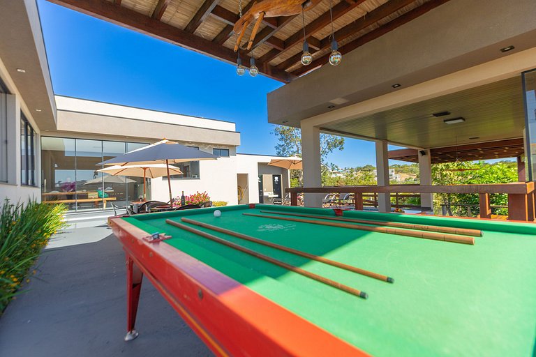 Charmosa Casa c/ 3 suítes e Piscina com Hidro