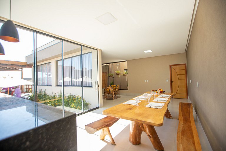 Charmosa Casa c/ 3 suítes e Piscina com Hidro