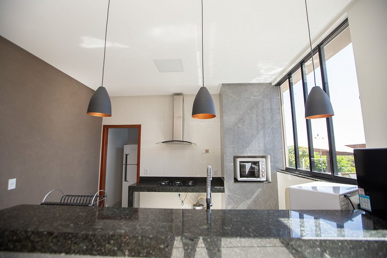 Charmosa Casa c/ 3 suítes e Piscina com Hidro