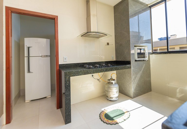 Charmosa Casa c/ 3 suítes e Piscina com Hidro