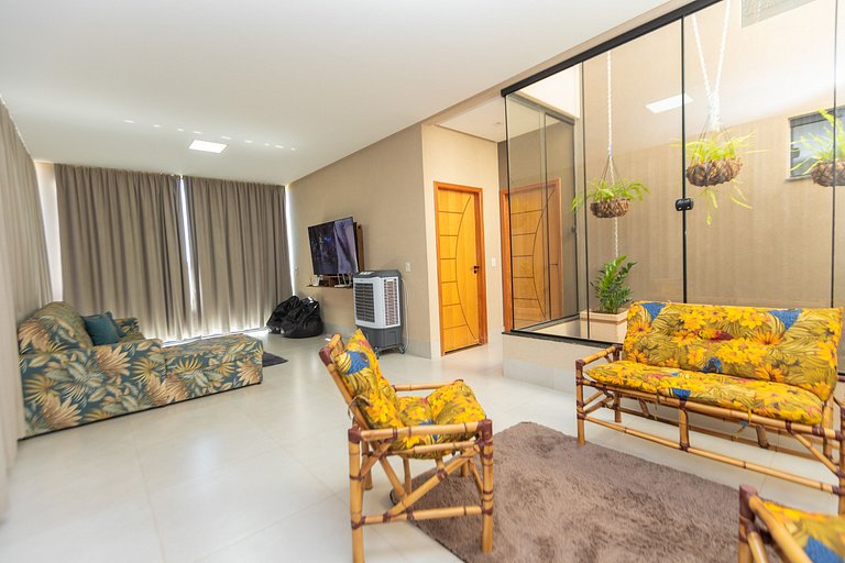Charmosa Casa c/ 3 suítes e Piscina com Hidro
