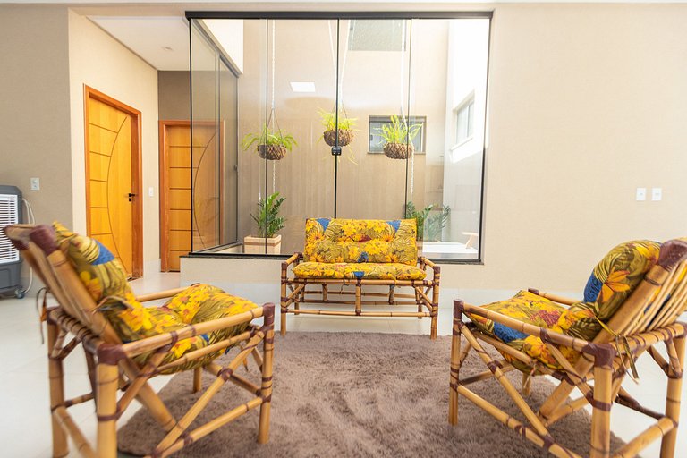 Charmosa Casa c/ 3 suítes e Piscina com Hidro