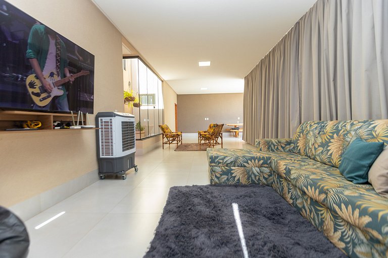 Charmosa Casa c/ 3 suítes e Piscina com Hidro