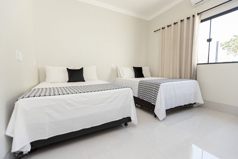 Charmosa Casa c/ 3 suítes e Piscina com Hidro