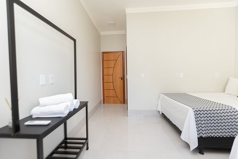 Charmosa Casa c/ 3 suítes e Piscina com Hidro