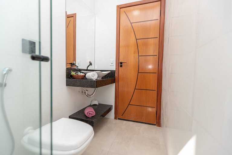 Charmosa Casa c/ 3 suítes e Piscina com Hidro