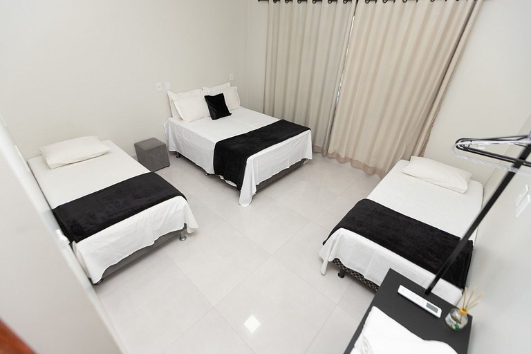 Charmosa Casa c/ 3 suítes e Piscina com Hidro
