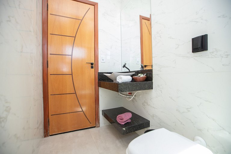 Charmosa Casa c/ 3 suítes e Piscina com Hidro