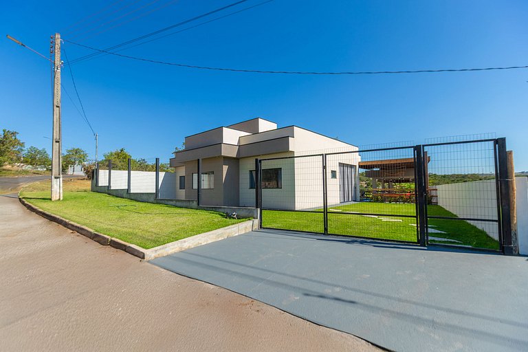 Charmosa Casa c/ 3 suítes e Piscina com Hidro