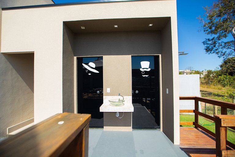 Charmosa Casa c/ 3 suítes e Piscina com Hidro
