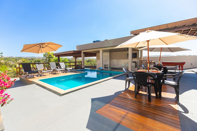 Charmosa Casa c/ 3 suítes e Piscina com Hidro
