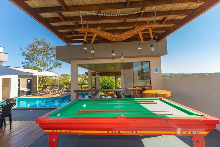 Charmosa Casa c/ 3 suítes e Piscina com Hidro