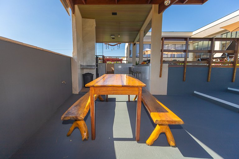 Charmosa Casa c/ 3 suítes e Piscina com Hidro