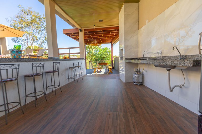 Charmosa Casa c/ 3 suítes e Piscina com Hidro