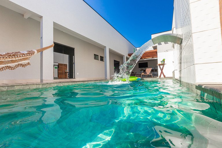 Sua Casa Perfeita c/ 4 Suítes e Piscina Aquecida