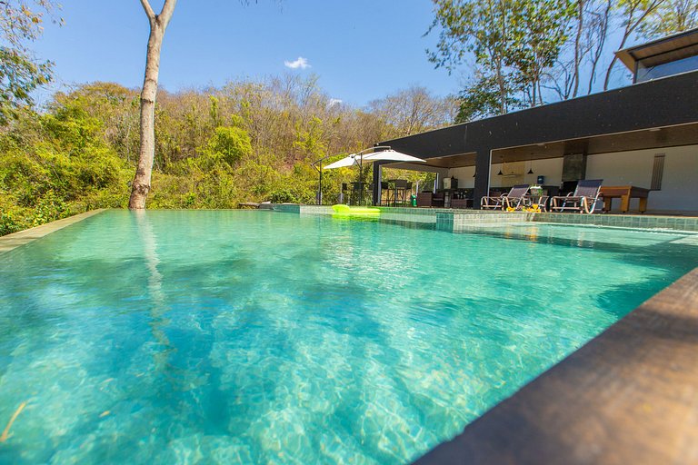 Romantismo a Dois em Cabana à Beira Lago e Piscina