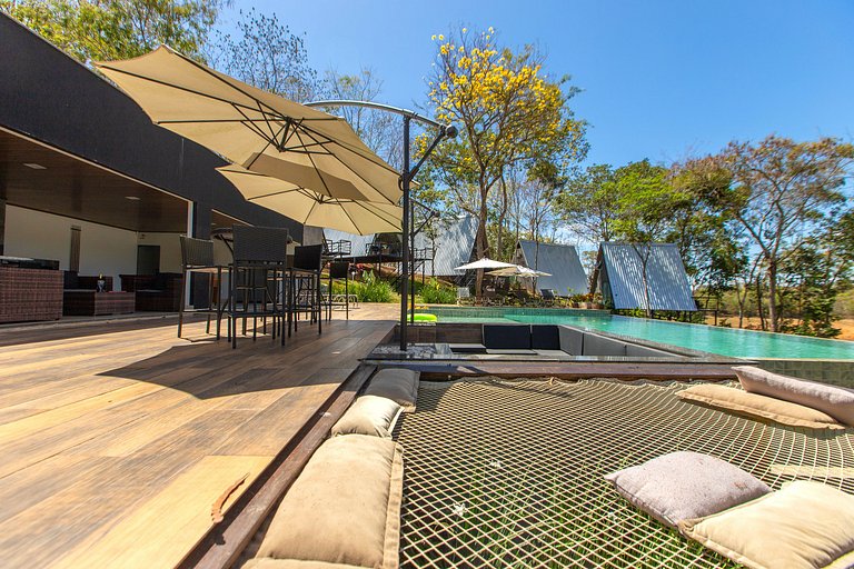 Romantismo a Dois em Cabana à Beira Lago e Piscina