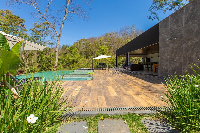 Romantismo a Dois em Cabana à Beira Lago e Piscina