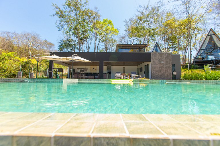 Romantismo a Dois em Cabana à Beira Lago e Piscina