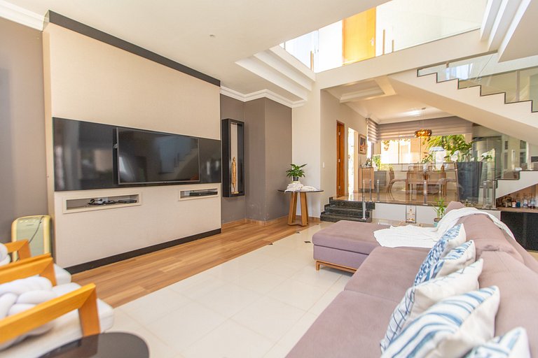 Exuberante Casa c/ Piscina e Suíte Master c/ Hidro
