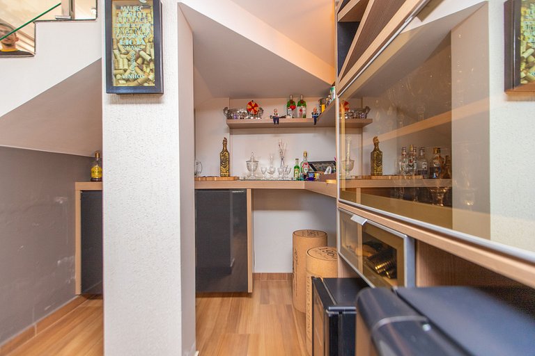Exuberante Casa c/ Piscina e Suíte Master c/ Hidro