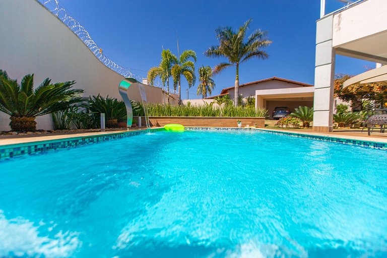 Exuberante Casa c/ Piscina e Suíte Master c/ Hidro