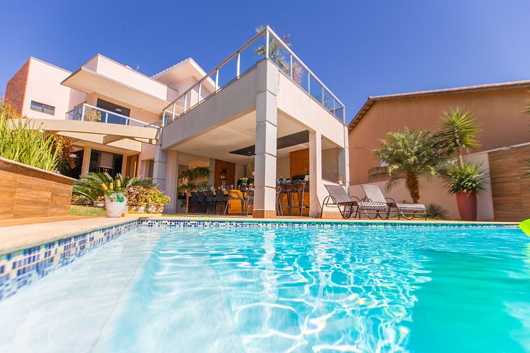 Exuberante Casa c/ Piscina e Suíte Master c/ Hidro