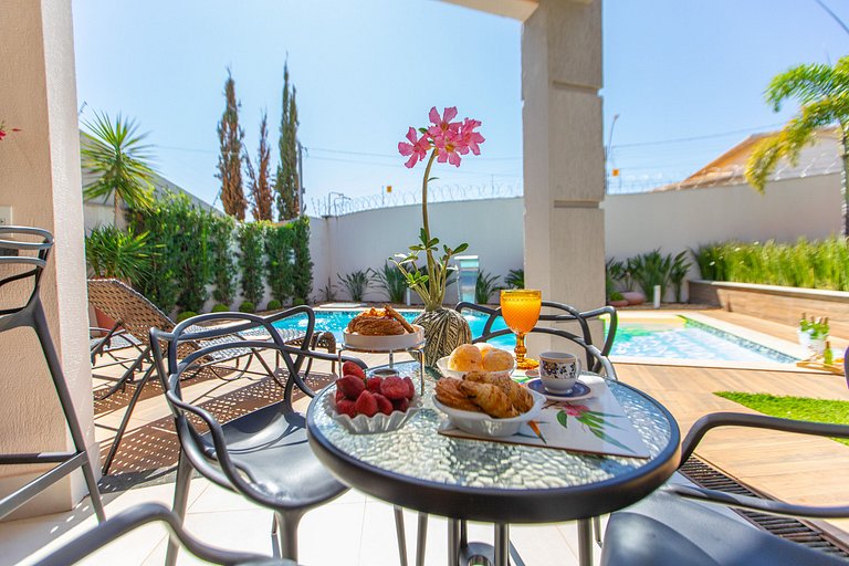 Exuberante Casa c/ Piscina e Suíte Master c/ Hidro