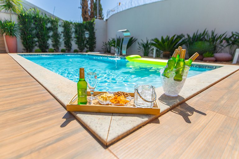 Exuberante Casa c/ Piscina e Suíte Master c/ Hidro