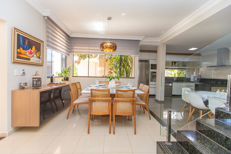 Exuberante Casa c/ Piscina e Suíte Master c/ Hidro