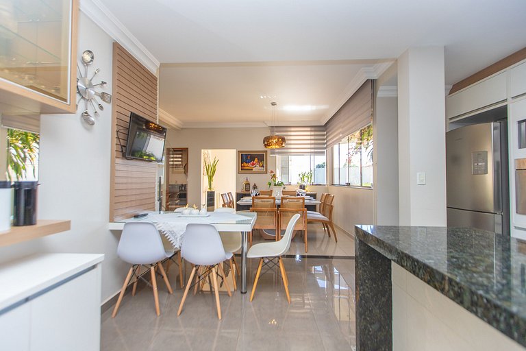Exuberante Casa c/ Piscina e Suíte Master c/ Hidro