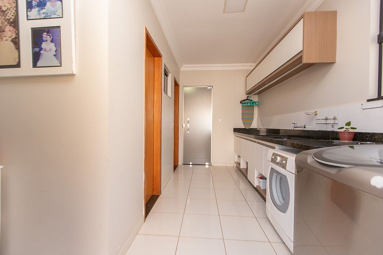 Exuberante Casa c/ Piscina e Suíte Master c/ Hidro