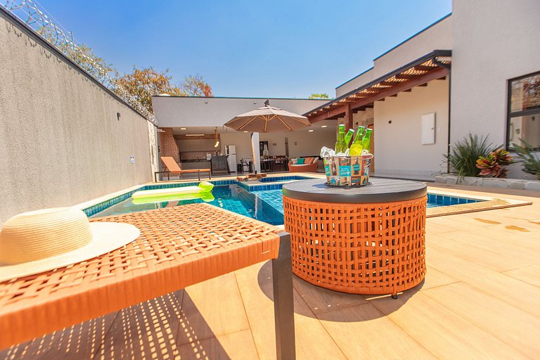 Casa Luxuosa Recém Construída com Piscina e Hidro