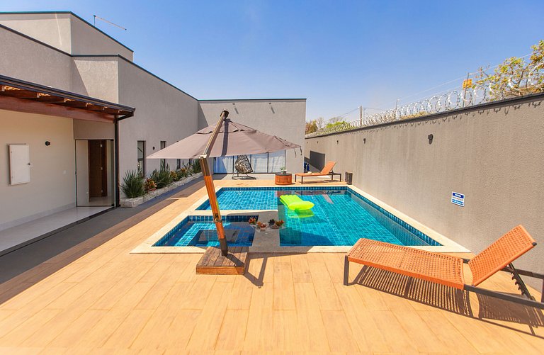 Casa Luxuosa Recém Construída com Piscina e Hidro