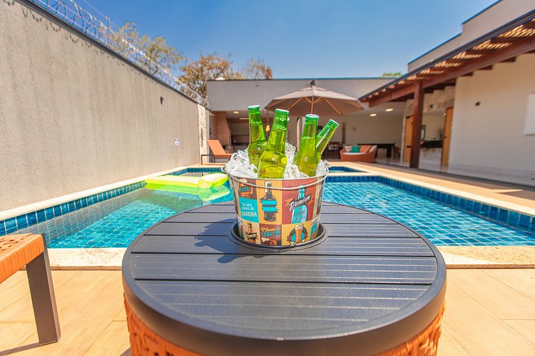 Casa Luxuosa Recém Construída com Piscina e Hidro