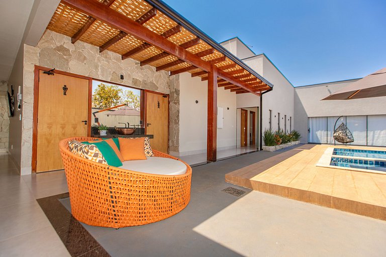 Casa Luxuosa Recém Construída com Piscina e Hidro