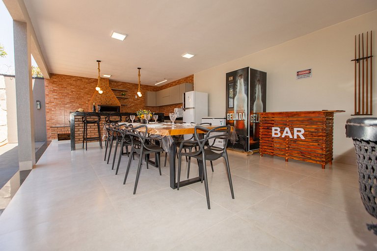 Casa Luxuosa Recém Construída com Piscina e Hidro