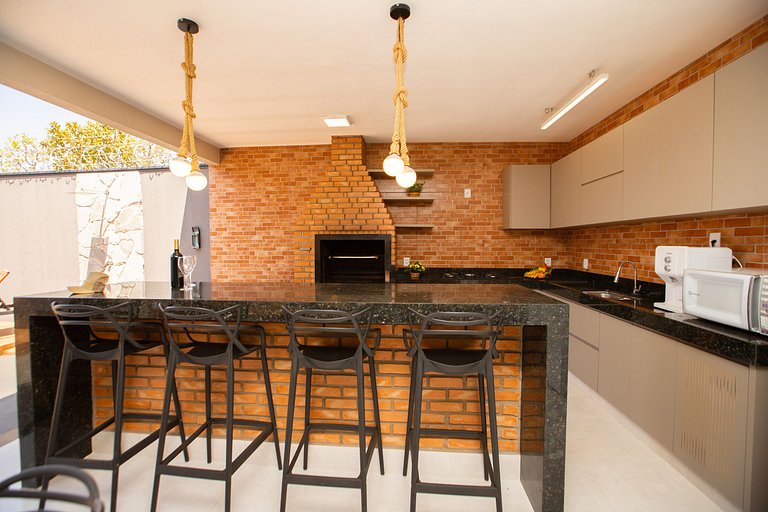 Casa Luxuosa Recém Construída com Piscina e Hidro