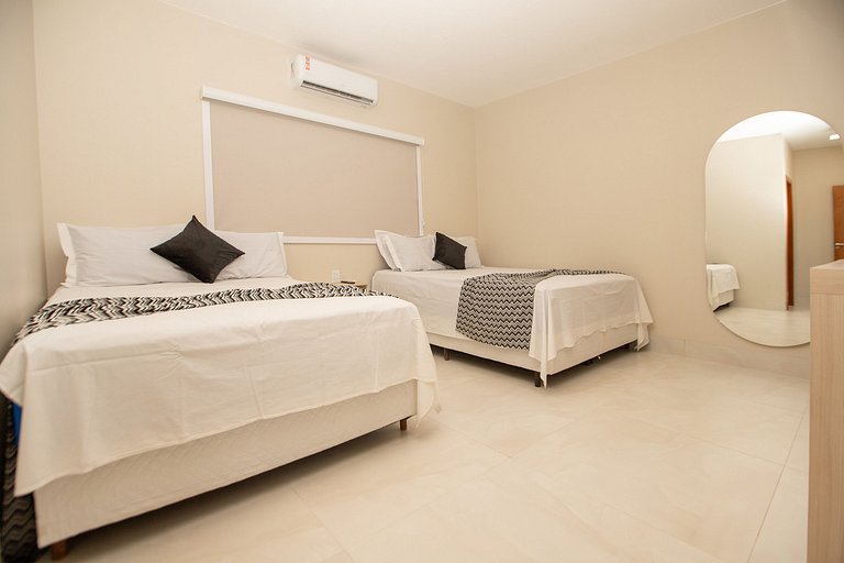 Casa Luxuosa Recém Construída com Piscina e Hidro