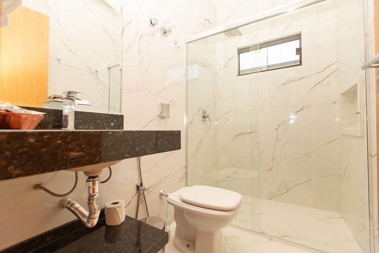 Casa Luxuosa Recém Construída com Piscina e Hidro