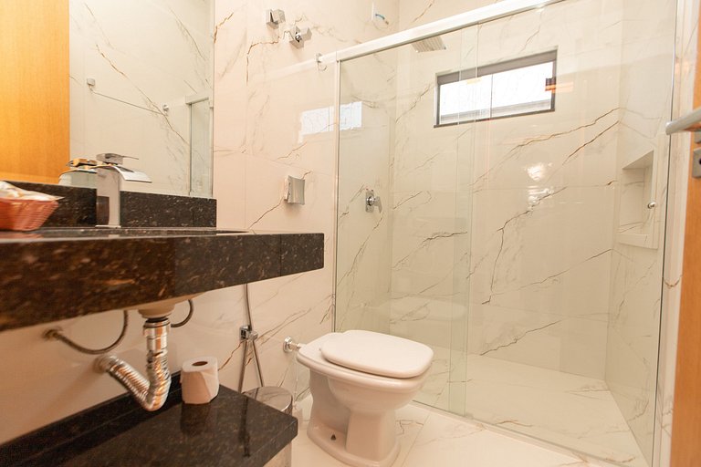 Casa Luxuosa Recém Construída com Piscina e Hidro