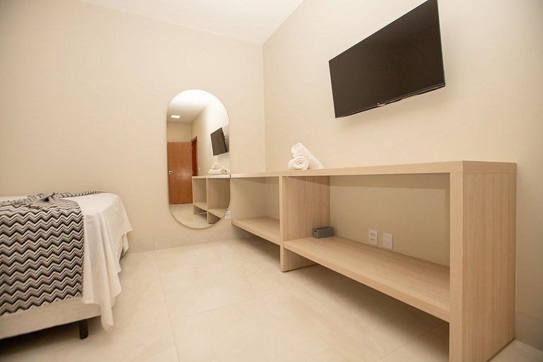 Casa Luxuosa Recém Construída com Piscina e Hidro