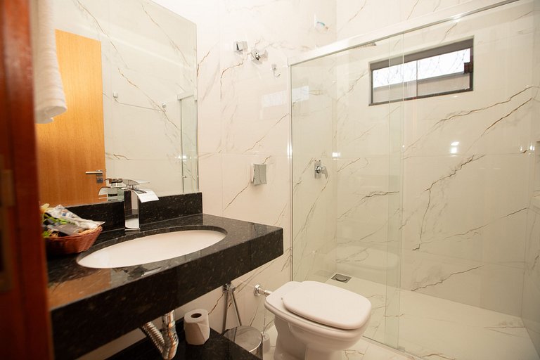 Casa Luxuosa Recém Construída com Piscina e Hidro