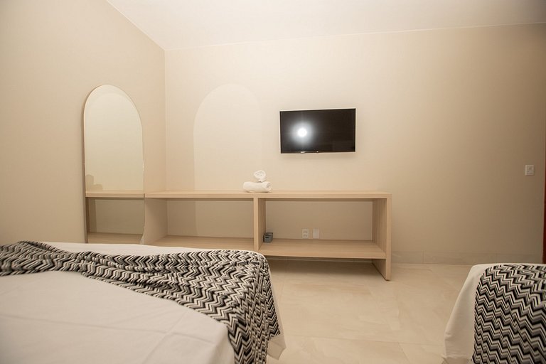 Casa Luxuosa Recém Construída com Piscina e Hidro