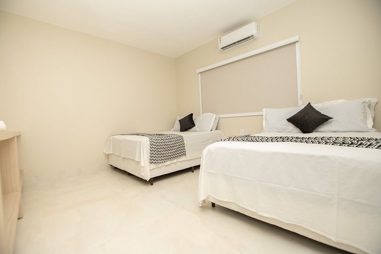 Casa Luxuosa Recém Construída com Piscina e Hidro